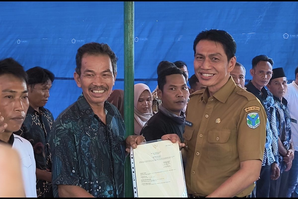 Pemkab Batang Hari Serahkan 500 Sertifikat Tanah ke Warga Dusun Tanjung Mandiri, Desa Bungku