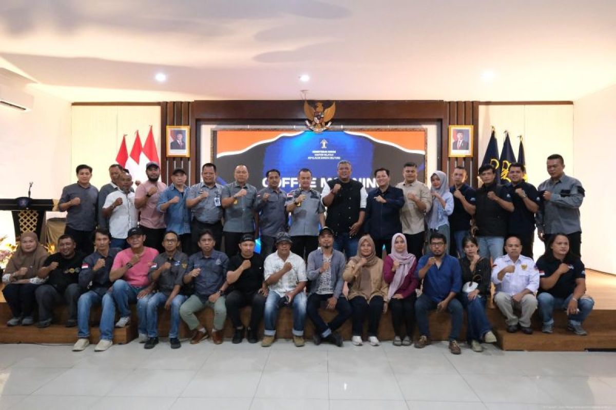 Kanwil Kemenkum Babel Serahkan Sertifikat Hak Cipta ke Wartawan di Acara Coffee Morning, Dorong Keterbukaan Informasi