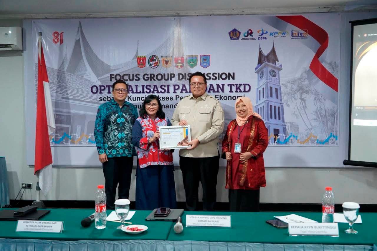 Pemkab Tanah Datar Tercepat se-Sumbar Salurkan Dana Desa, Penghargaan Diserahkan di Bukittinggi