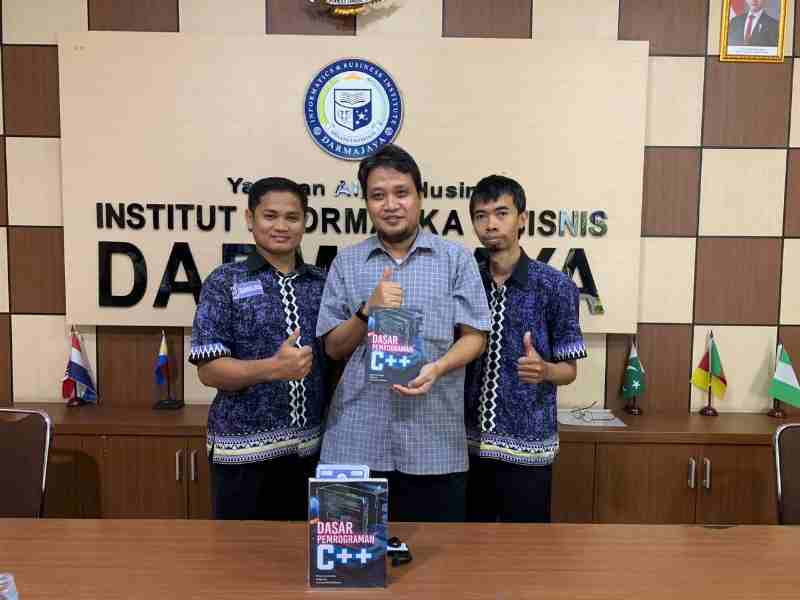 Dosen Darmajaya Luncurkan Buku Dasar Pemrograman C++ untuk Bantu Mahasiswa Kuasai Coding dari Nol