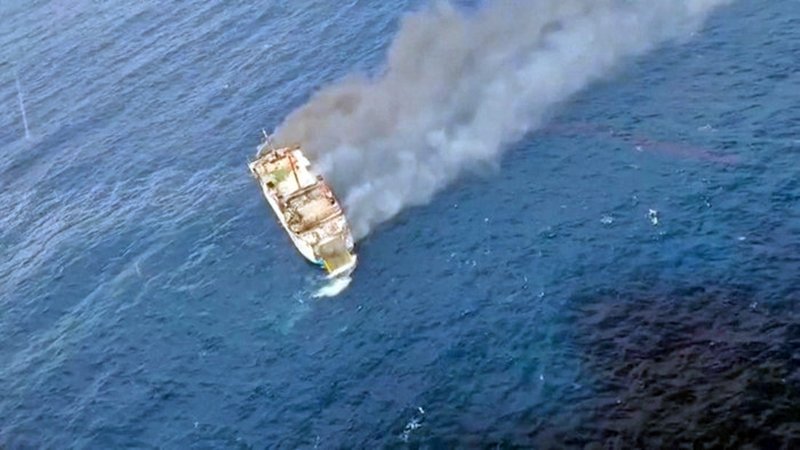 KMP Putri Yasmin Terbakar di Selat Lombok, Kini Hanyut ke Samudra Hindia; 212 Penumpang Dievakuasi