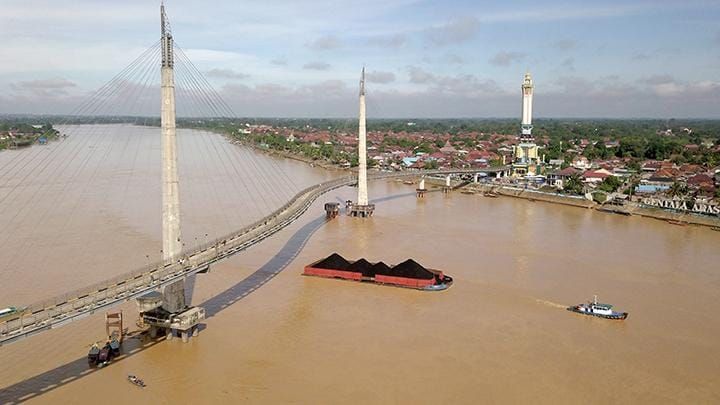 Debit Sungai Batanghari Menyusut Akibat Kemarau, Pemkot Jambi Kerahkan Mobil Tangki Air ke Wilayah Kritis