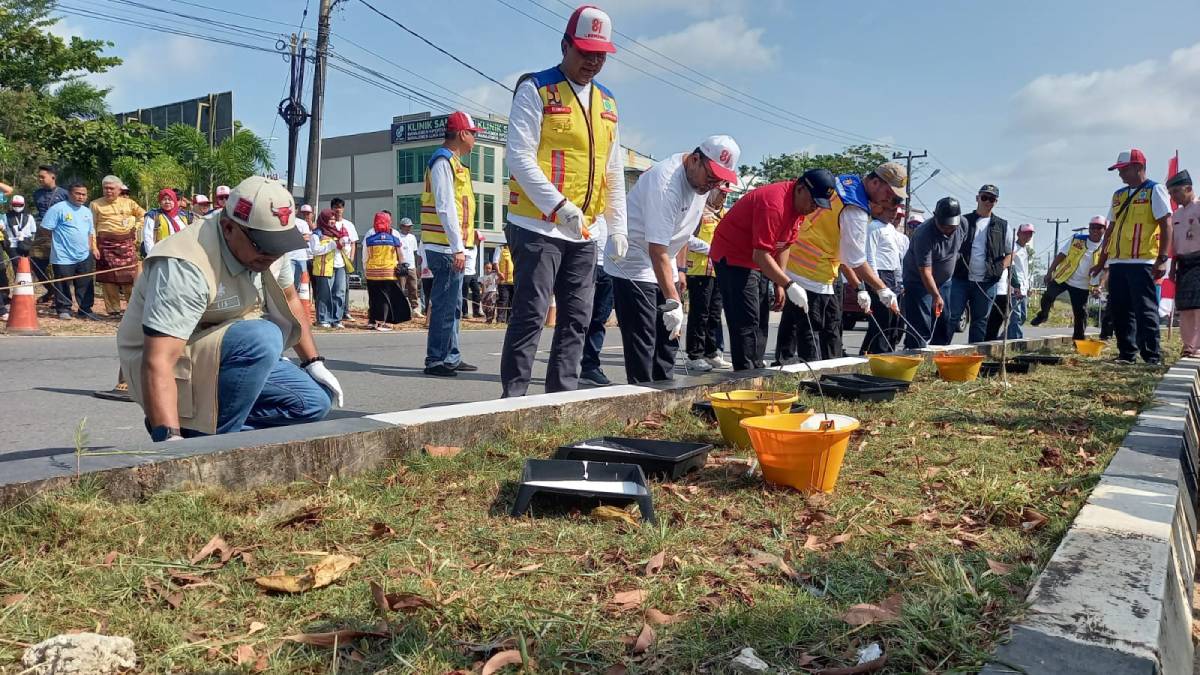 BPJN Kepri Cat Ulang Pembatas Jalan di Jalan Aisyah Sulaiman Tanjungpinang Jelang HUT ke-81 RI, Wali Kota: Wujud Kerja Nyata