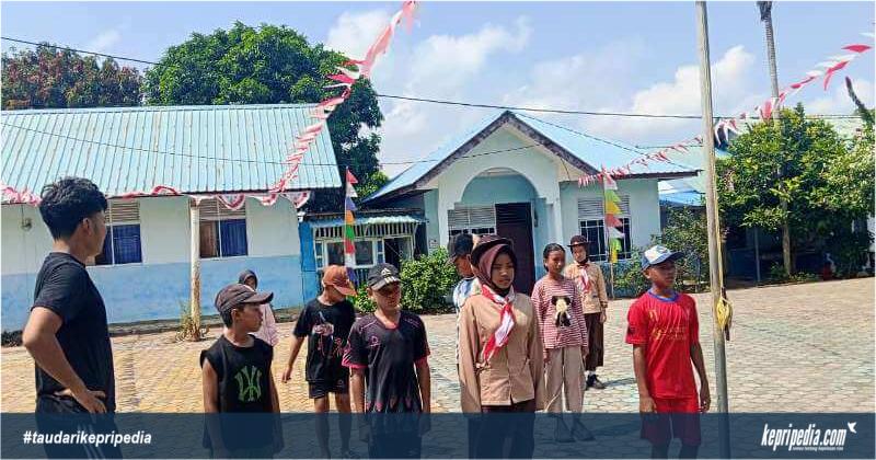 Mahasiswa KKN STAIN Sultan Abdurrahman Kepri Latih Petugas Upacara HUT RI ke-81 di SDN 002 Mantang
