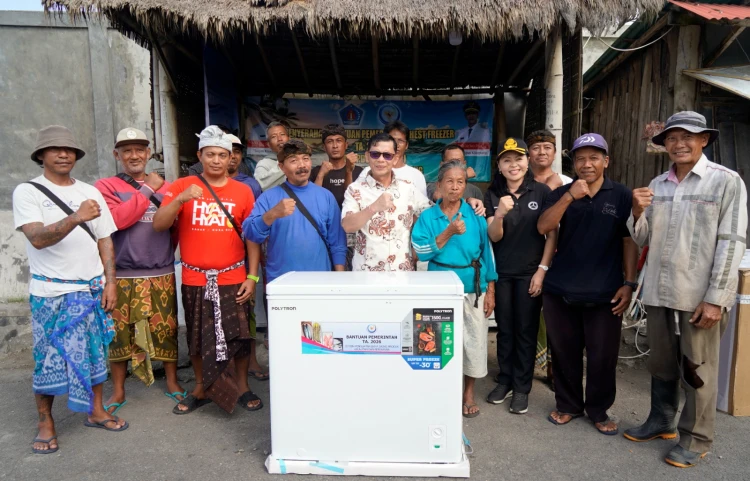 Bupati Klungkung Serahkan Chest Freezer ke Dua Kelompok Nelayan, 932 Orang Disiapkan Masuk BPJS Ketenagakerjaan
