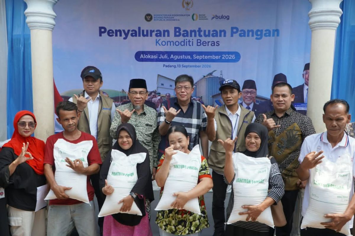 Bulog Sumbar Salurkan 2.241 Ton Beras untuk 74.716 Penerima Bantuan Pangan di Padang