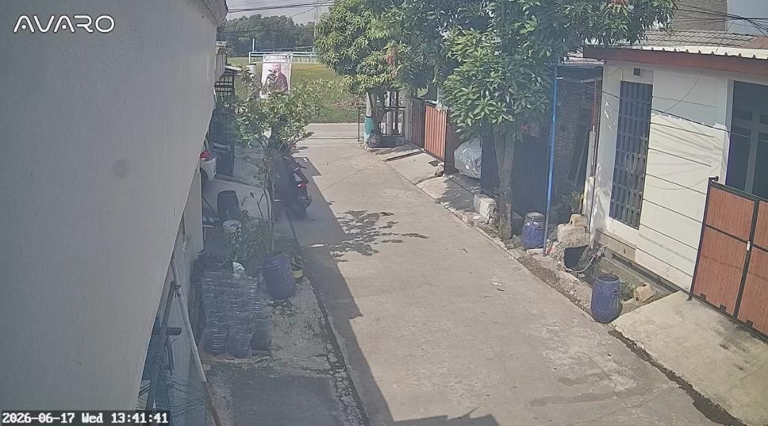 Maling Beraksi Siang Bolong Pakai Wearpack Teknisi Gasak Motor di Karawang, Terekam CCTV Sebelum Kabut
