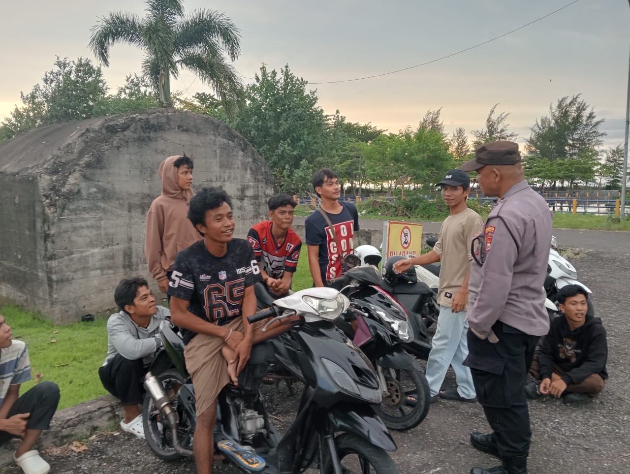 Personel Polsek Teluk Segara Patroli Dialogis di Pantai Zakat, Imbau Pengunjung dan Remaja Jaga Kamtibmas