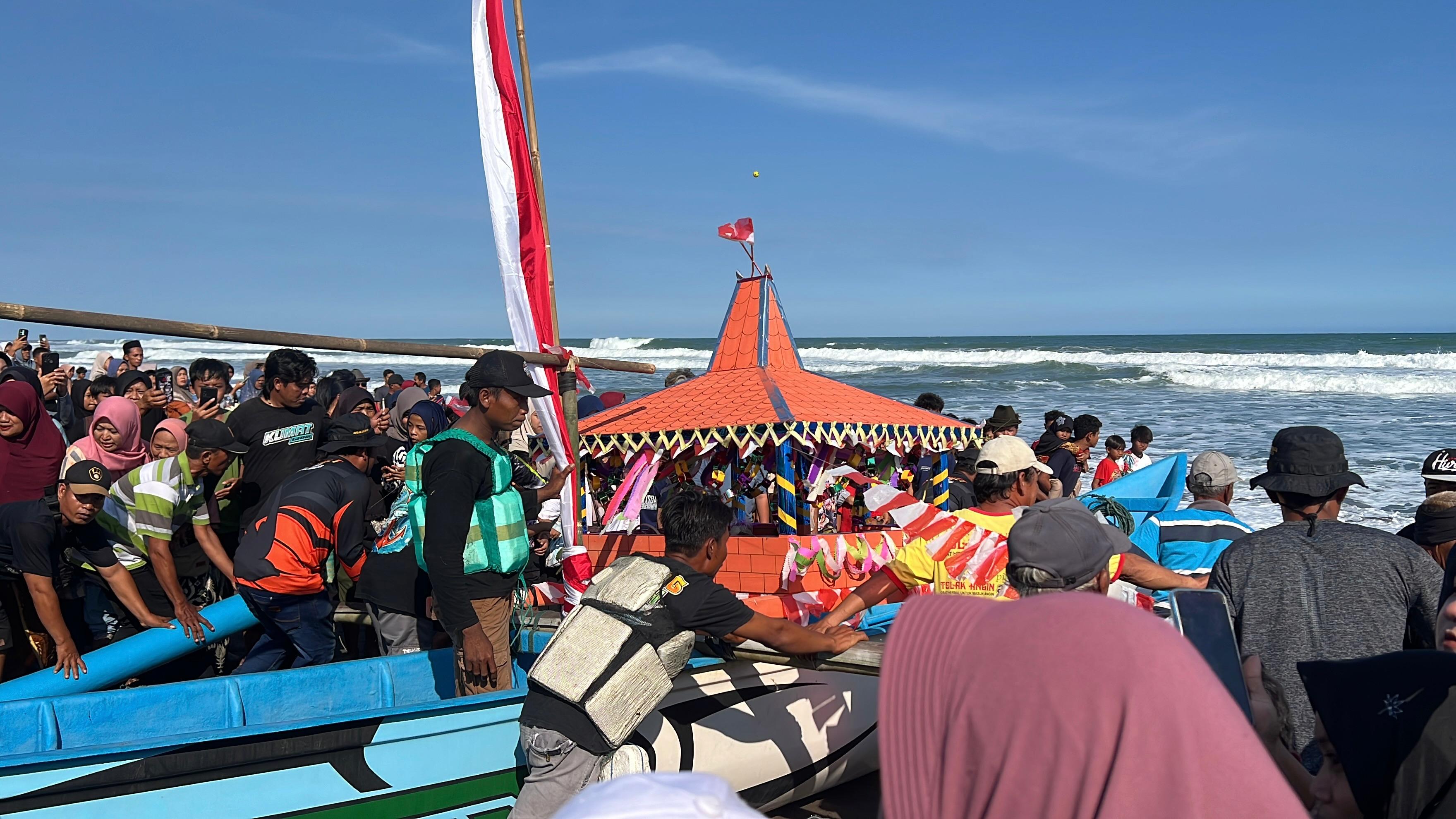 15.000 Pengunjung Padati Sedekah Laut di Pantai Heppiii Kebumen, Tradisi Nelayan Jadi Magnet Wisata