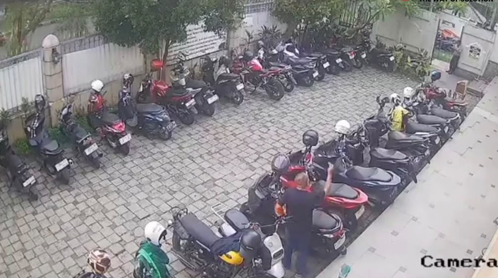 Motor Yamaha NMAX Milik Ojol Raib saat Salat Asar di Masjid As Sofia Bogor, Terekam CCTV