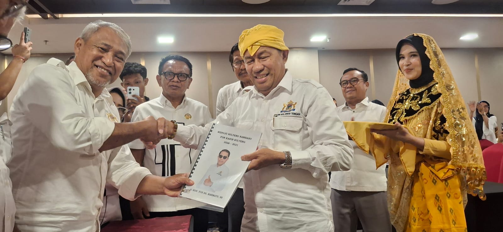 Calon Incumbent Ketua Kadin Sulteng Nur Rahmatu Kembalikan Berkas Muprov, Kenakan Siga Kuning sebagai Simbol Budaya