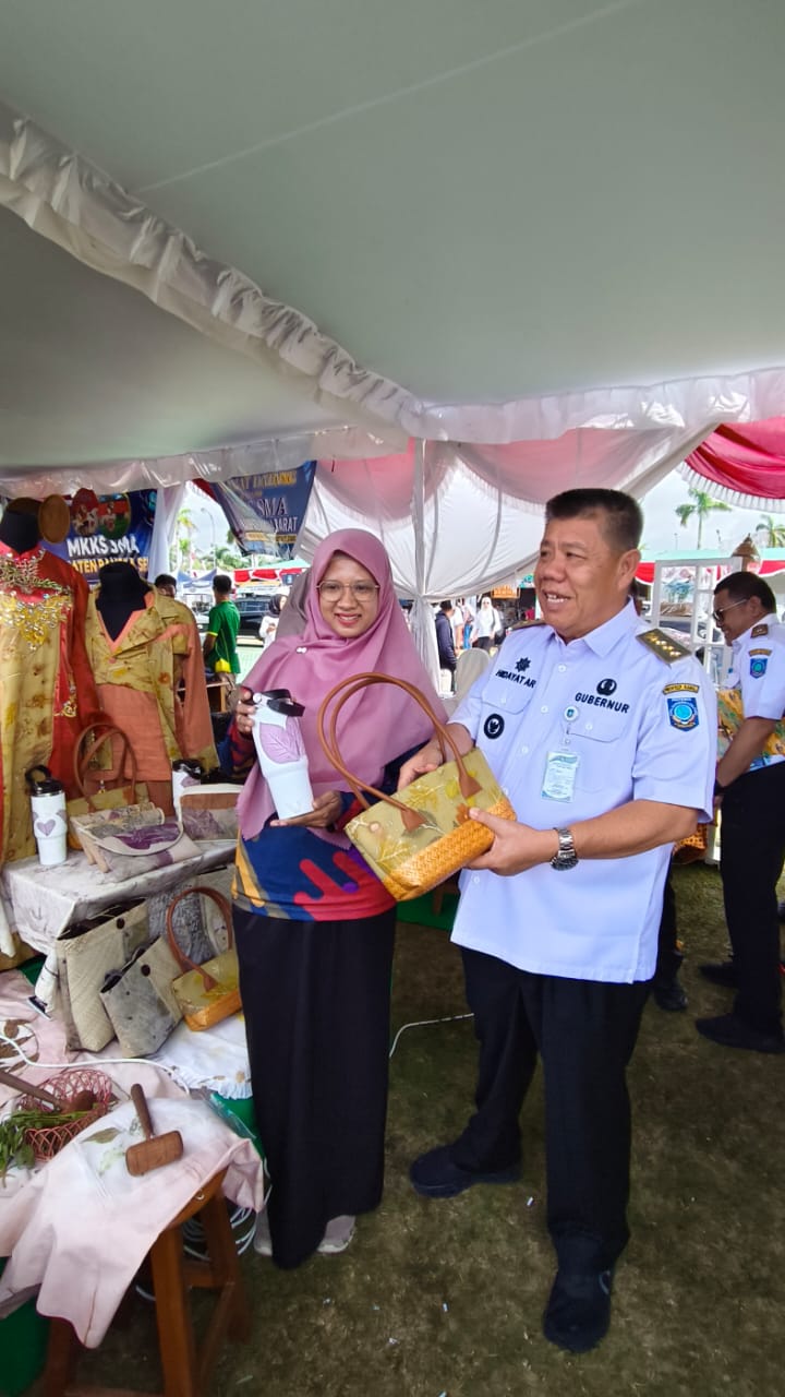 Gubernur Babel Hidayat Arsani Singgahi Stan SMAN 1 Pangkalan Baru, Kagumi Produk Ecoprint dan Tinta dari Daun Ketapang