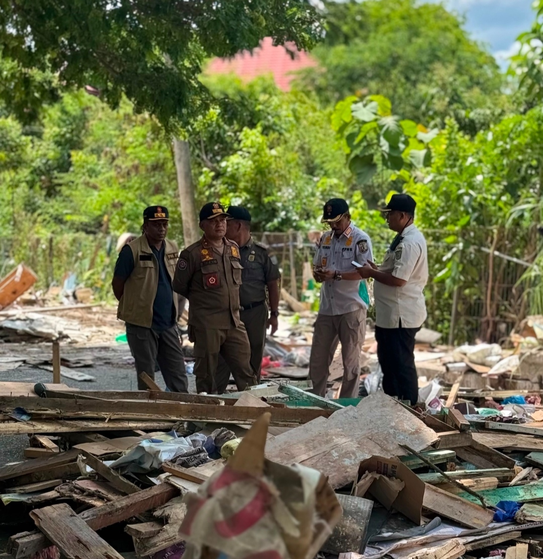 Satpol PP/WH Banda Aceh Ratahkan Puluhan Bangunan Liar di Atas Drainase Gampong Rukoh, Kawasan Kini Dibersihkan