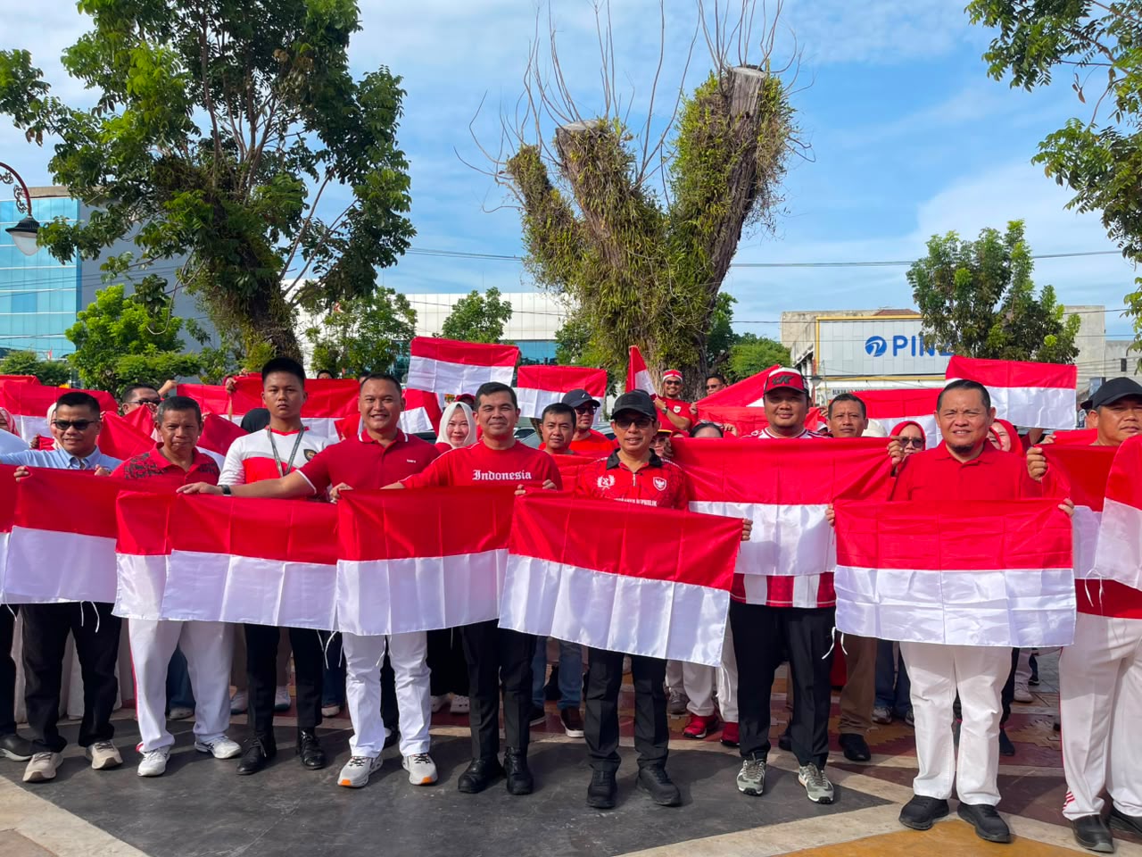 Kapolresta Bengkulu dan Forkopimda Bagikan 5.000 Bendera Merah Putih di Belungguk Point, Wali Kota Ingatkan Pelayanan Tanpa Pelanggaran