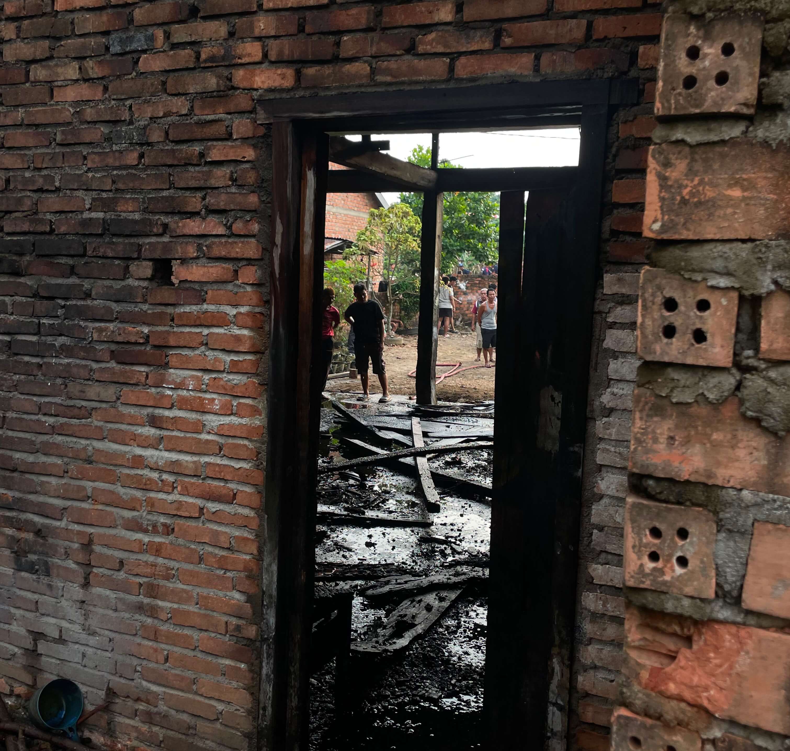 Kebakaran Hanguskan Bekas Bengkel di Pijoan Muaro Jambi, 4.000 Liter Air Dikerahkan Damkarmat