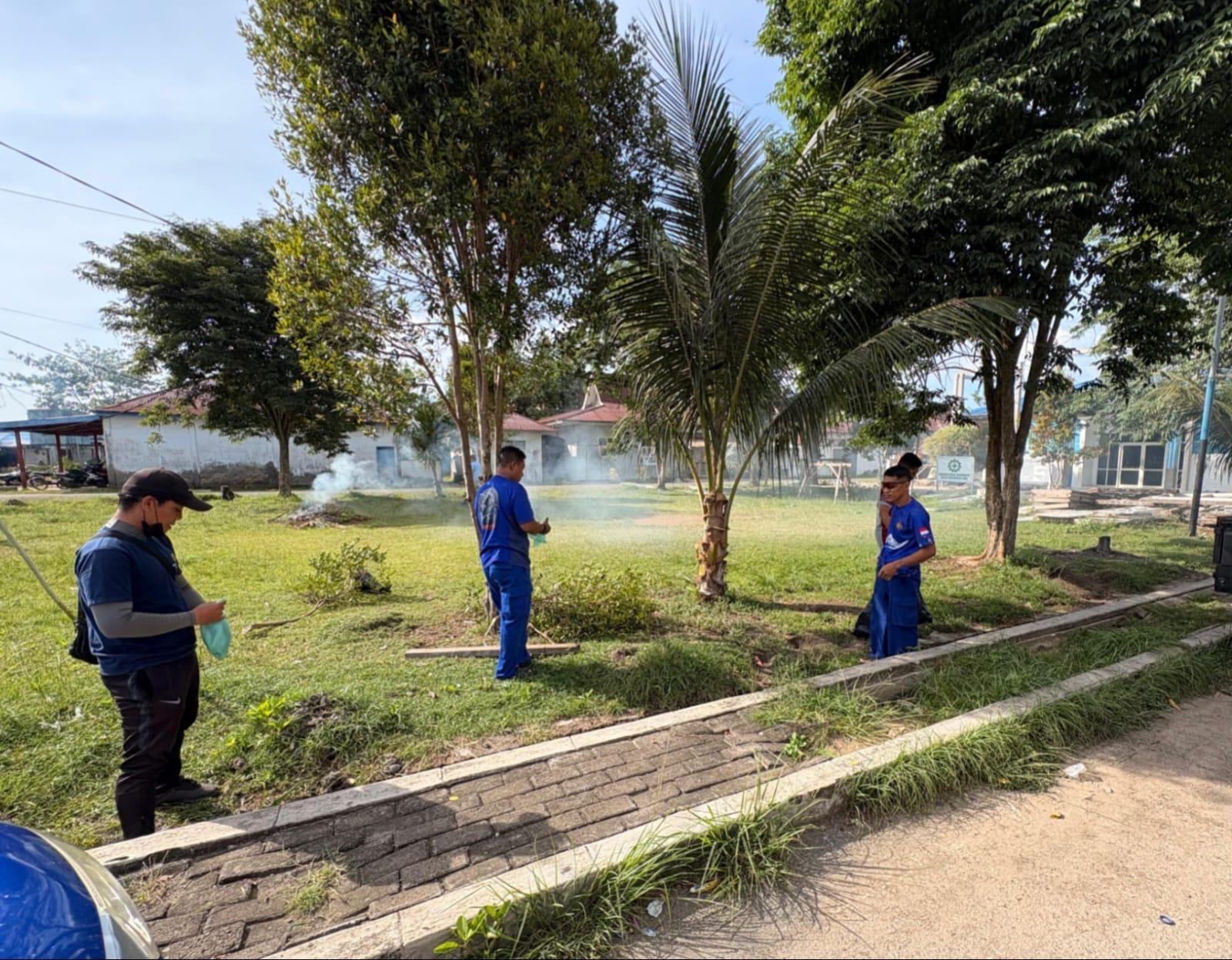 Personel Polairud Polda Malut Bersihkan Sampah di 4 Titik Pesisir, Wujudkan Program Indonesia ASRI
