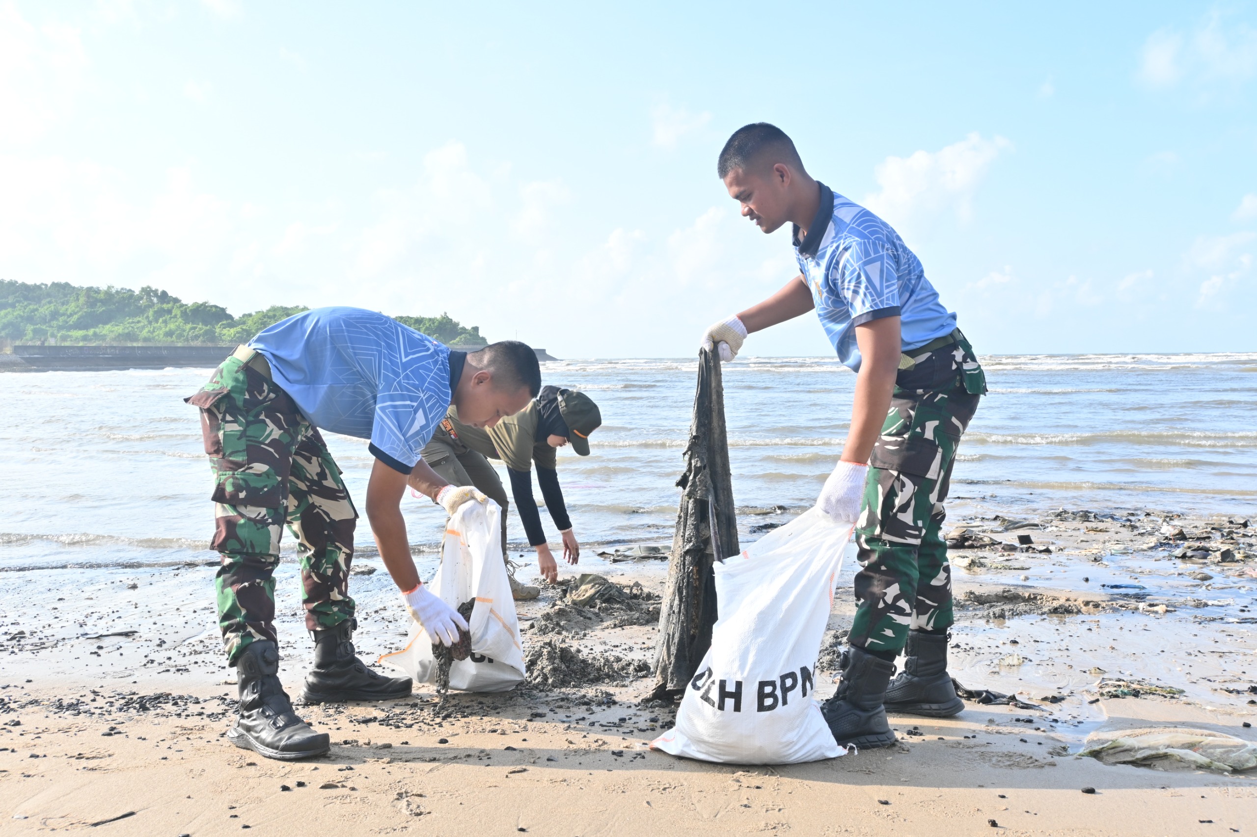 Lanud Dhomber Turun ke Pantai Bandara Sepinggan Balikpapan, Bersihkan Sampah Pesisir Dukung Gerakan Indonesia ASRI