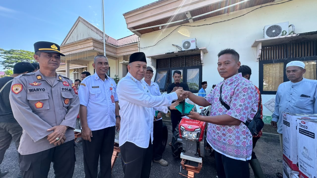 Wabup Mempawah Serahkan 20 Unit Alsintan ke 17 Kelompok Tani Binaan Polres, Target Produksi Jagung Digenjot