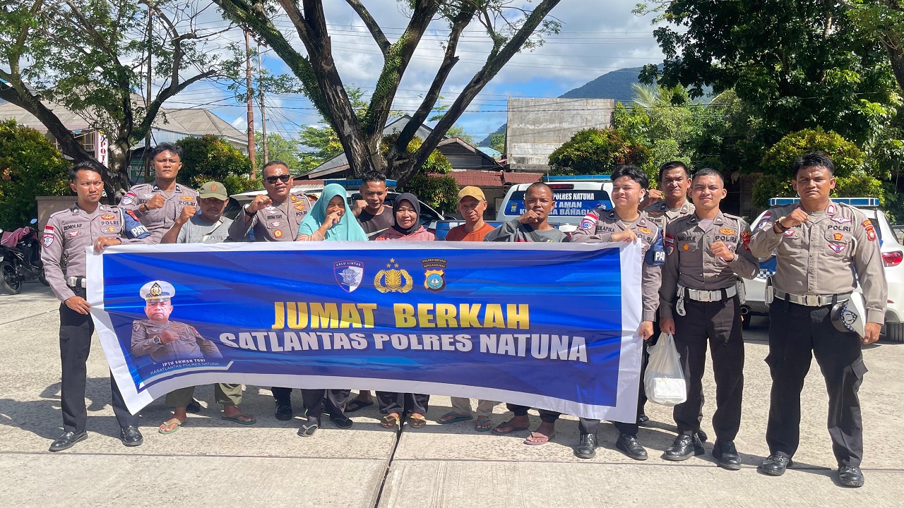 Satlantas Polres Natuna Bagikan 50 Nasi Kotak ke Warga dan Petugas Kebersihan Pantai Piwang, Pererat Silaturahmi