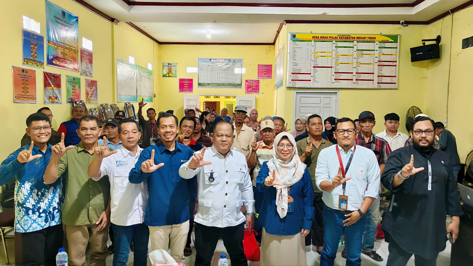 100 Kepala Keluarga di Lahat Terima 2.400 Ayam Petelur dari PTBA, Dilengkapi Kandang dan Pakan