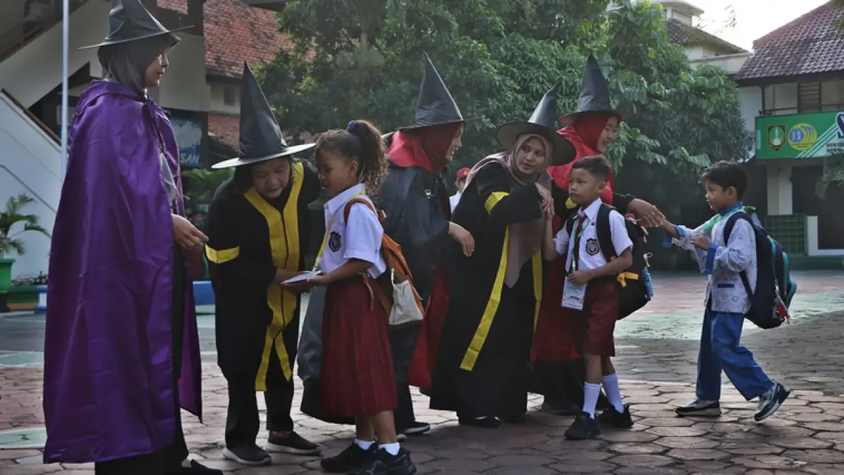 SDN Cemara Dua Solo Sambut MPLS dengan Tema Harry Potter, Wali Kelas Berdandan ala Penyihir