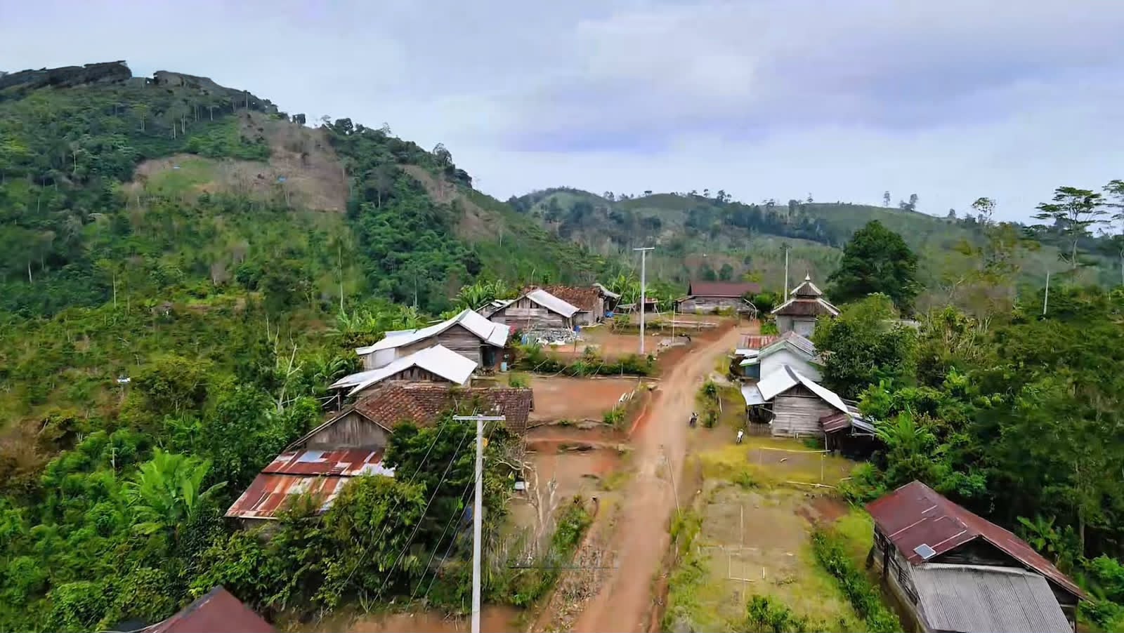 PLN Lampung Nyalakan Listrik di Tujuh Desa, Bangun 40 Km Jaringan Tegangan Menengah untuk 387 Pelanggan Baru