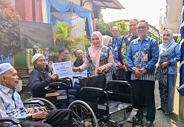 Hari Lanjut Usia Nasional di Kalsel, Pemprov Salurkan 30 Kursi Roda dan 19 Walker untuk Lansia Panti Budi Sejahtera Banjarbaru
