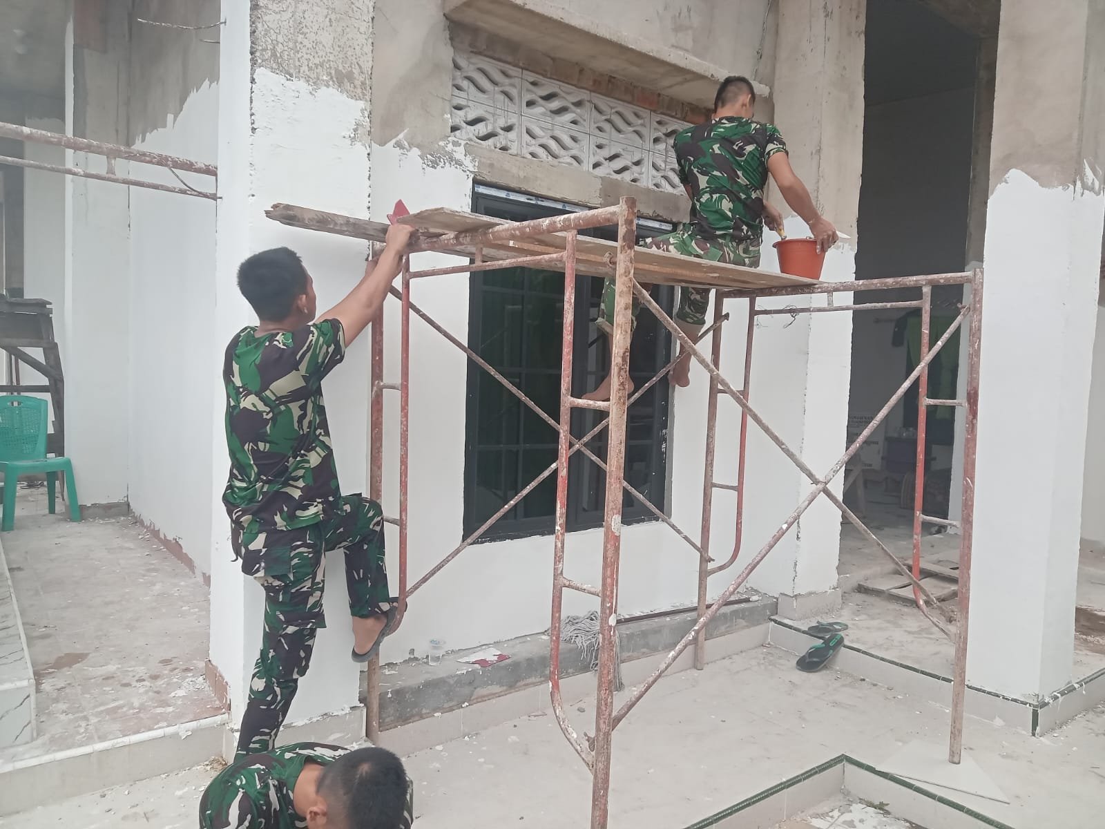 Rehab Mushola Baitul Makfurin di Palembang Masuki Tahap Finishing, TNI dan Warga Gotong Royong Percepat Pembangunan