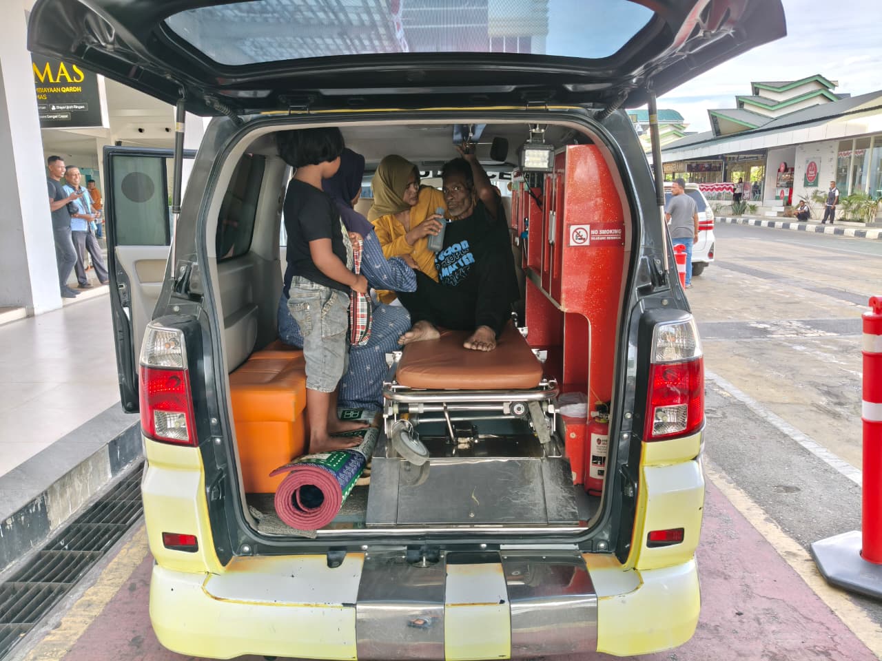 Bupati Bireuen Mukhlis Kirim Ambulan Jemput Pekerja Migran Sakit dari Malaysia ke Bandara SIM
