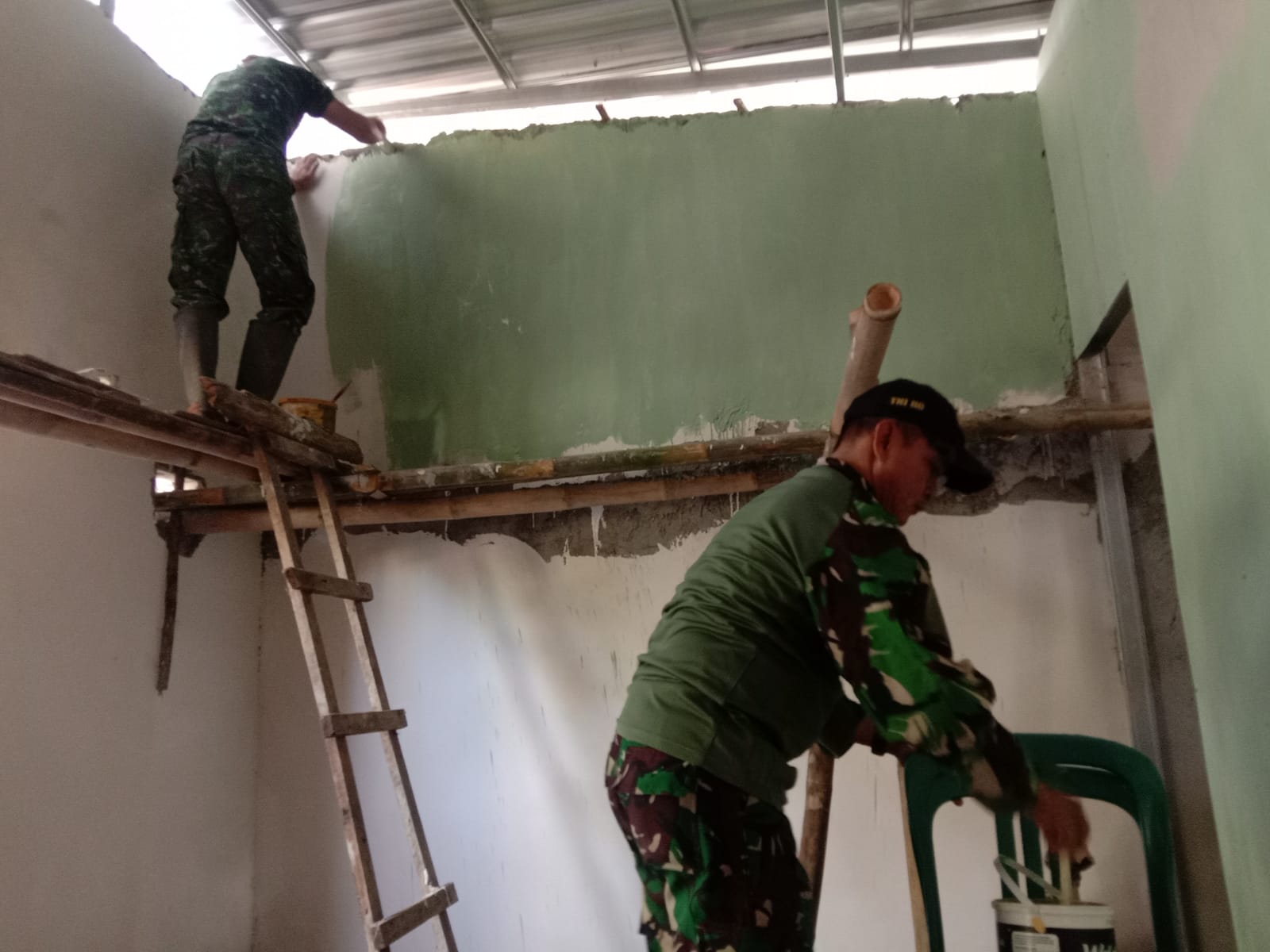 Rumah Ibu Watini di Tengaran Semarang Mulai Dicat Satgas TMMD ke-129 Kodim Salatiga, Begini Kondisinya