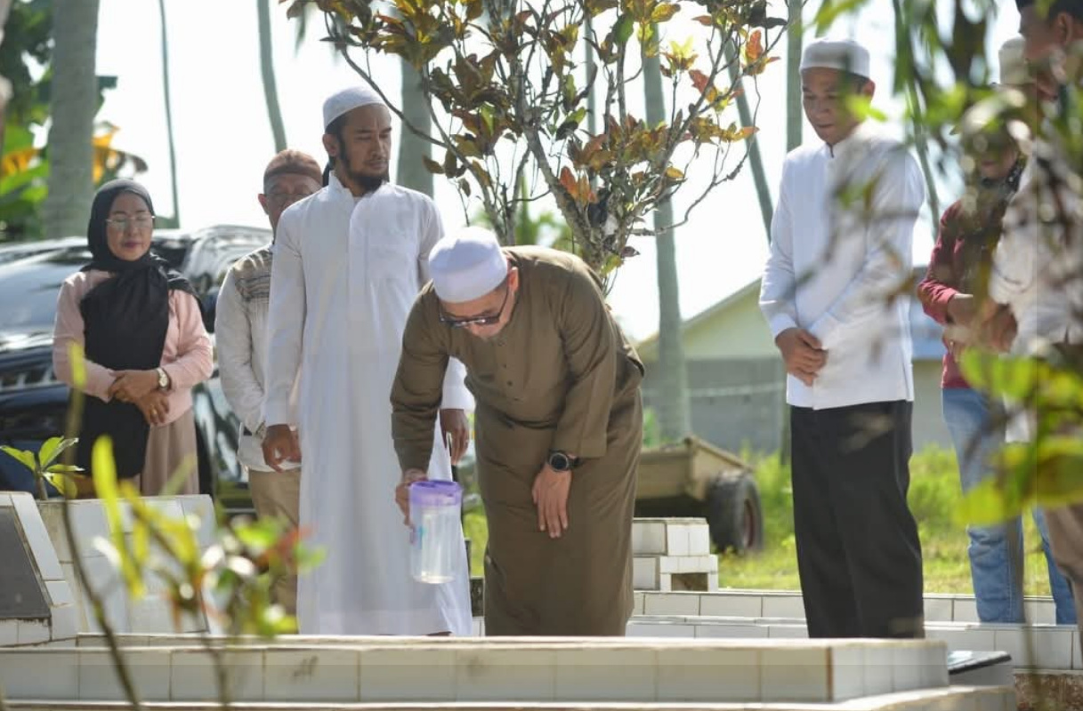 Bupati dan Forkopimda Boltara Ziarahi Makam Tokoh Pemekaran Jelang HUT ke-19, Doa Bersama dan Tabur Bunga