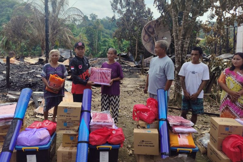 Enam Kepala Keluarga Korban Kebakaran di Tumbang Lapan, Gunung Mas Terima Bantuan Logistik dari Pemkab