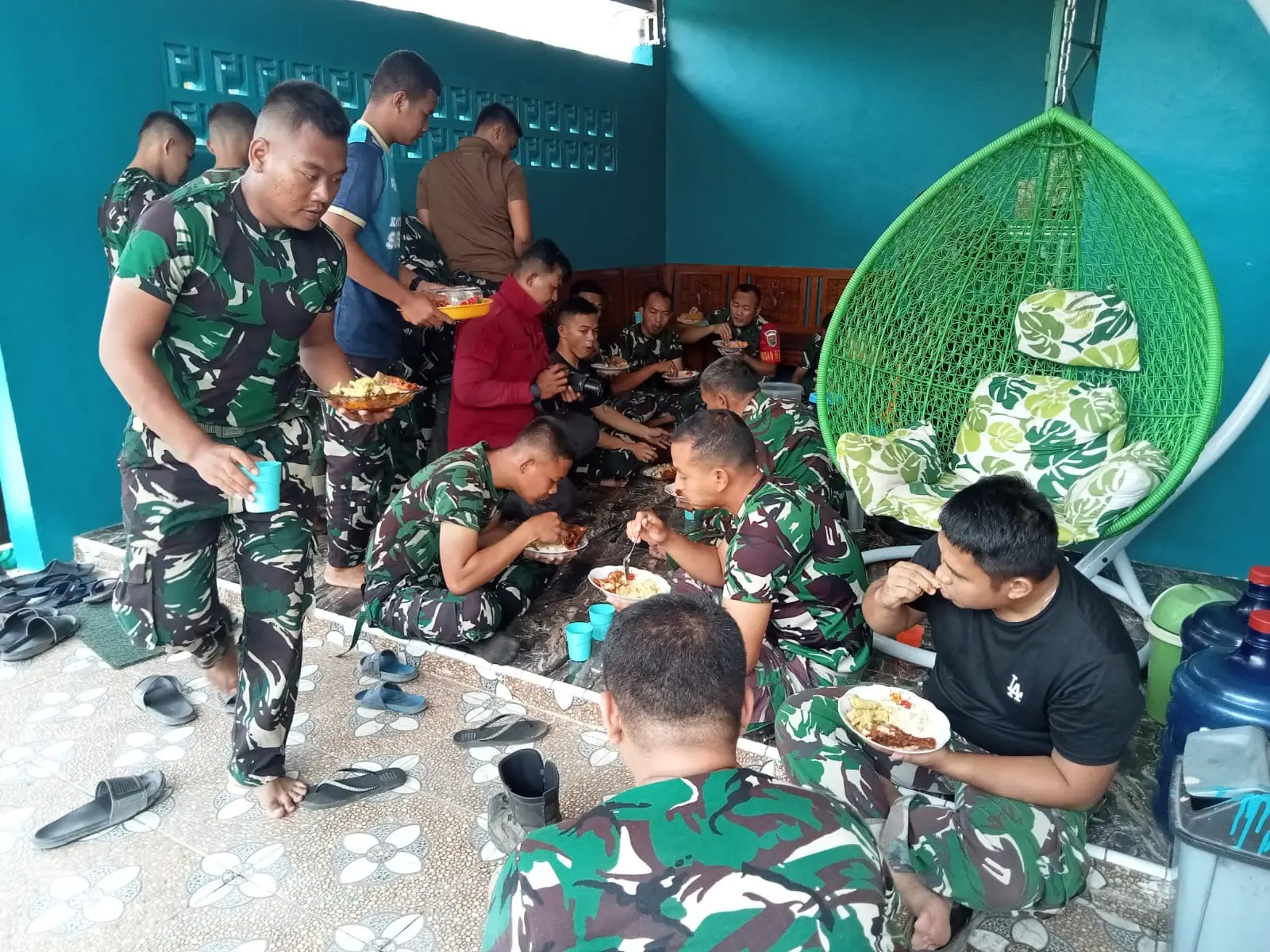 Makan Siang Bersama Warga, Begini Cara Satgas TMMD ke-129 Kodim 0418/Palembang Jaga Kedekatan Jelang Penutupan