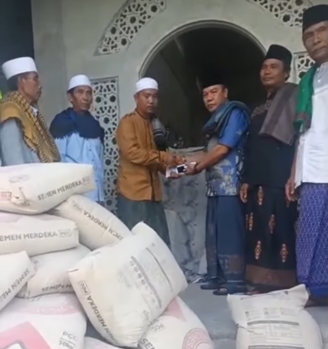 Anggota DPRD NTB Lalu Muhibban Salurkan 100 Sak Semen untuk Pembangunan Masjid di Lombok Tengah