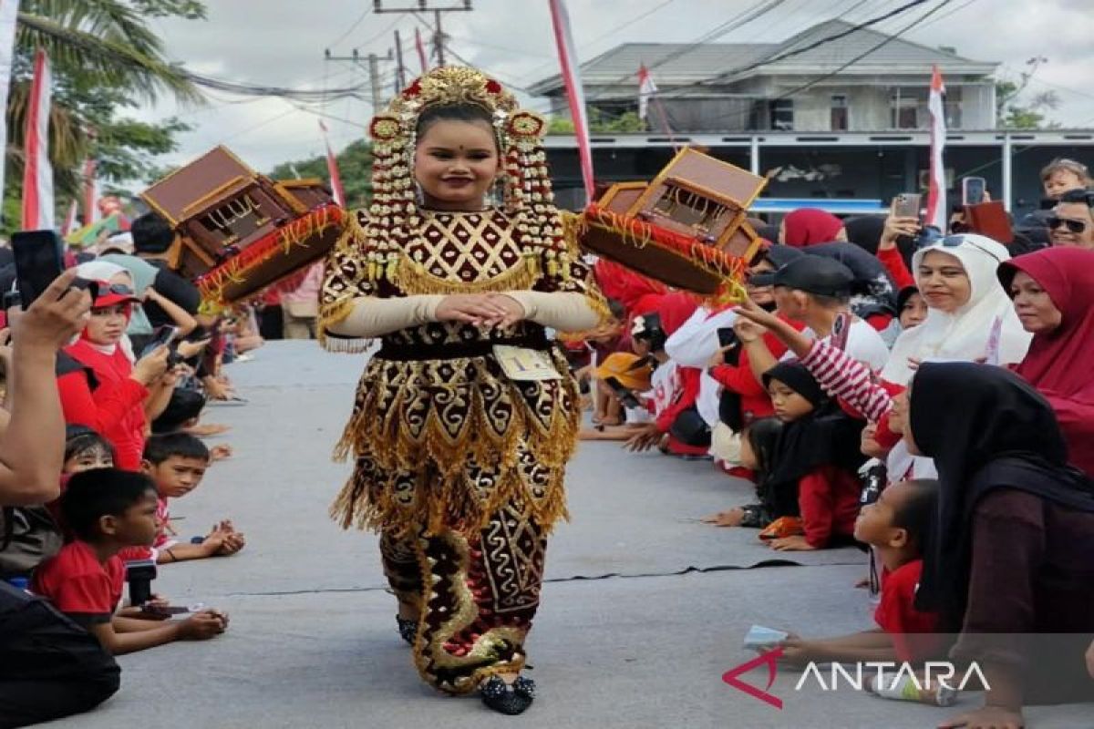 Karnaval Mawar Sharon Cenderawasih di Tanah Bumbu Tampilkan 35 Peserta Juara Nasional, 4.000 Warga Antusias Rayakan HUT ke-81 RI