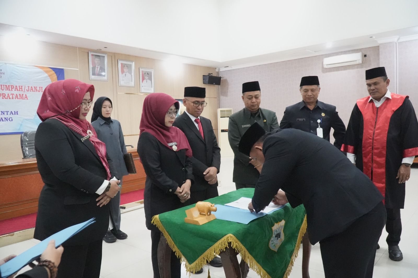 Bupati Pandeglang Lantik 5 Pejabat Eselon II, Gimas Rahadyan Dirotasi ke BPKD Baru 10 Bulan di DP2KBP3A