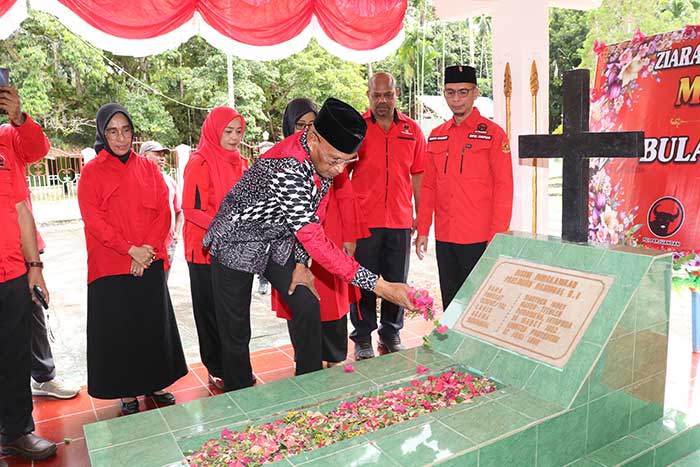DPD PDIP Papua Ziarah ke Makam Pahlawan Marthen Indey di Sentani, Benhur Tomi Mano Ingatkan Pesan Bung Karno