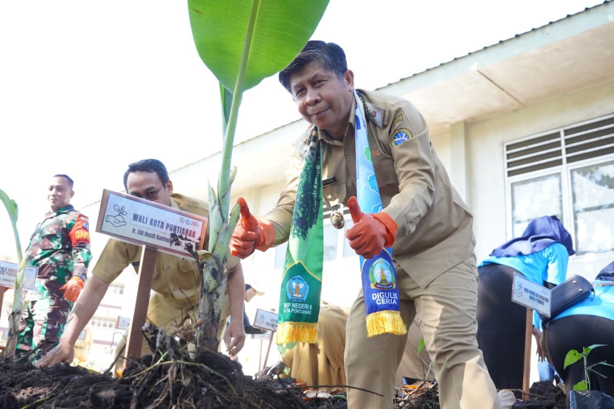SMPN 8 Pontianak Luncurkan Program Digulis Ceria, Padukan Penghijauan dengan Teknologi QR Code