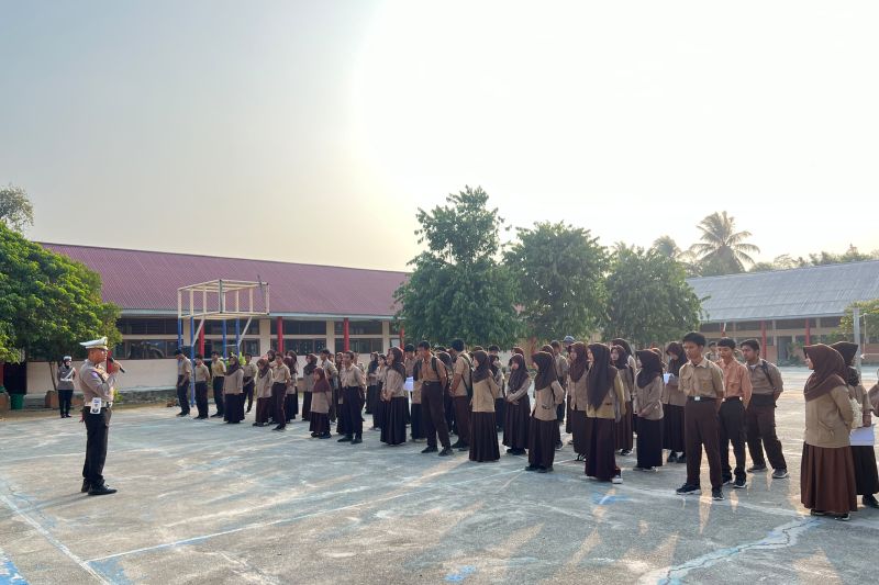 Satlantas Polres Poso Edukasi Pelajar SMAN 4 soal Aturan Berkendara Sebelum Usia 17 Tahun