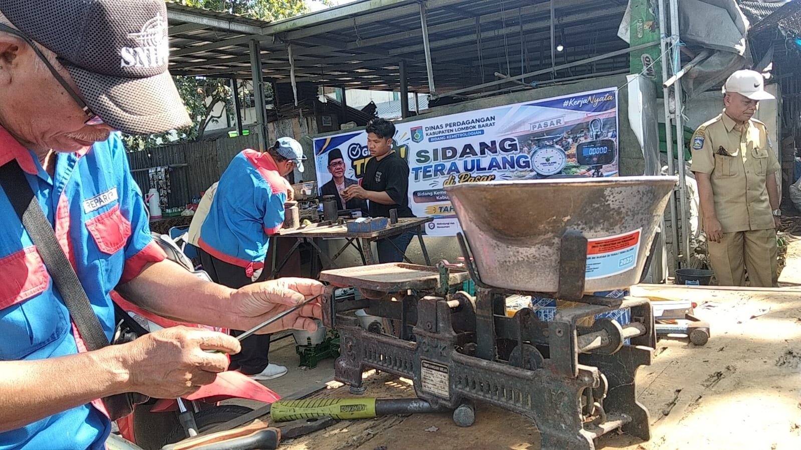 Pedagang Pasar Gerung Serbu Layanan Tera Ulang Timbangan Gratis, Baru Pertama Kali Digratiskan Pemkab Lombok Barat