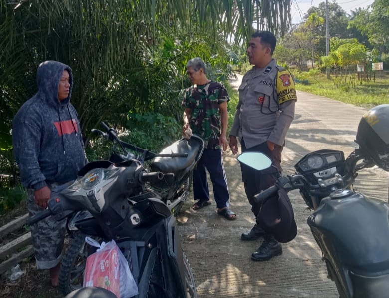 Bhabinkamtibmas Desa Sanjango Sambangi Warga di Mamuju Tengah, Imbau Tak Bakar Lahan untuk Cegah Karhutla