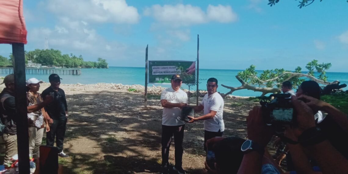 Bupati Kepulauan Aru Ajak Warga Jaga Lingkungan Pantai Lewat Aksi Tanam Mangrove Bersama AMGPM