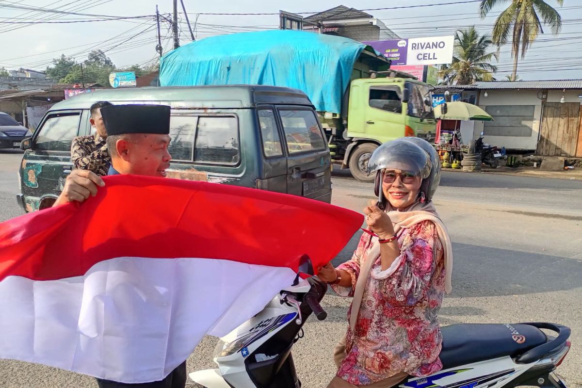 Pemkab Dharmasraya Bagikan Ratusan Bendera Merah Putih di Jalur Lintas Sumatera, Targetkan Seluruh Instansi Hingga 31 Agustus 2026
