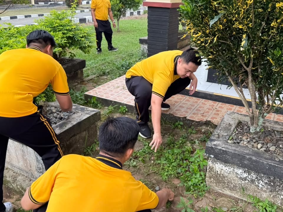 Polres Bengkulu Selatan Kerja Bakti Bersihkan Markas, Kapolres: Lingkungan Bersih Wujud Pelayanan Profesional