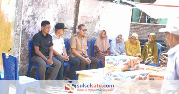 Anggota DPR RI Hamka B Kady Salurkan Bantuan ke Korban Kebakaran 4 Rumah di Jeneponto, Kerugian Capai Rp850 Juta