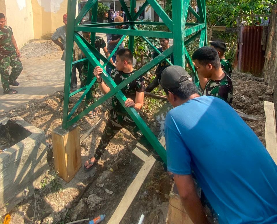 TMMD ke-129 Kodim 0418/Palembang Pasang Tower Tandon dan Pipa Distribusi Air di Mushola Al-Mufakat Sukarami