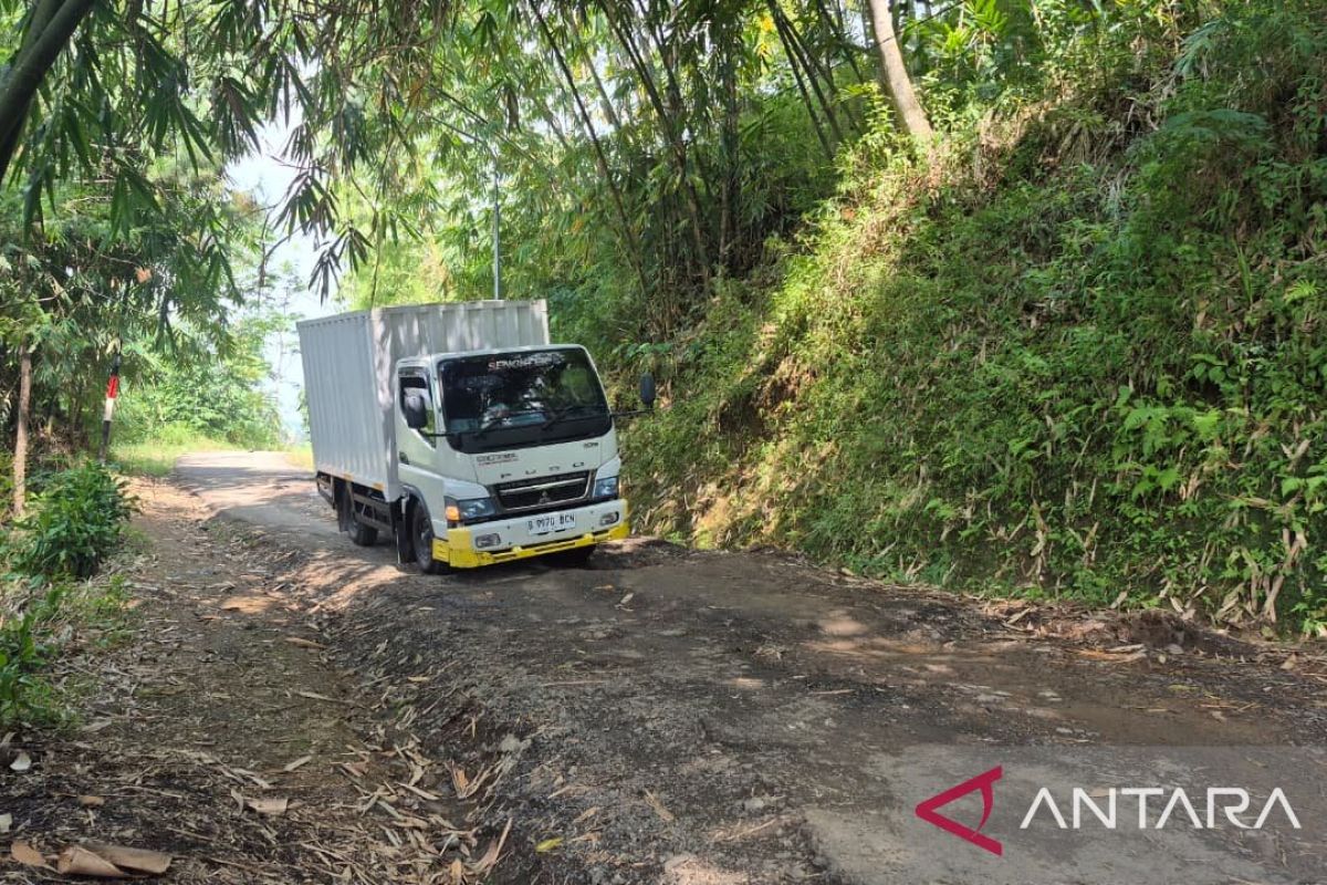 Pemkab Bandung Barat Perbaiki 34 Ruas Jalan dan Satu Jembatan di 14 Kecamatan, Target Rampung September 2026