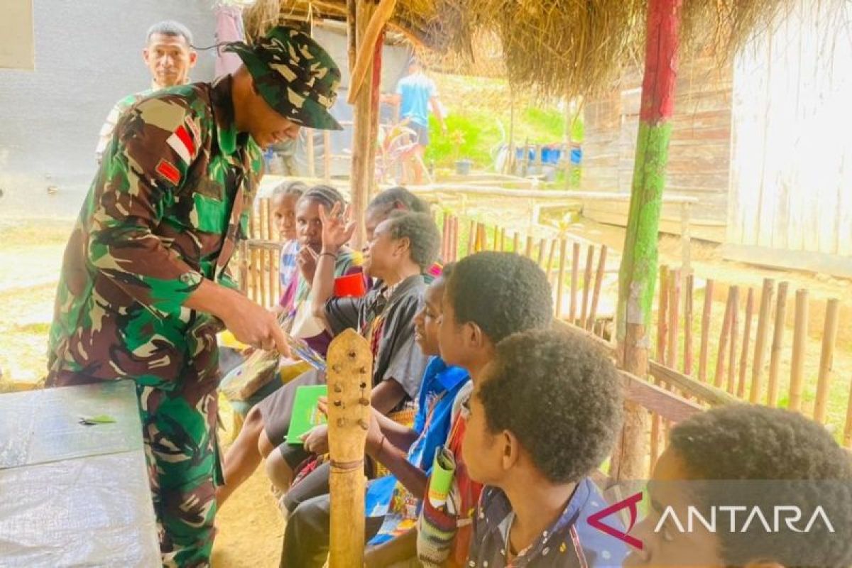 TNI Yonif 511/DY Ajak Anak Sekolah Minggu di Balingga Belajar Agama Sambil Bernyanyi dan Kuis Berhadiah
