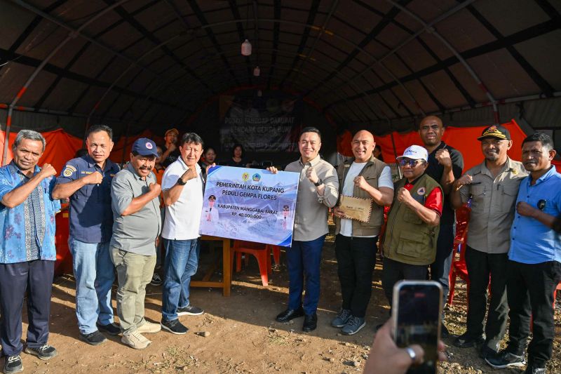 Wali Kota Kupang Antar Langsung Bantuan Rp 635 Juta untuk Enam Kabupaten Terdampak Gempa di Flores