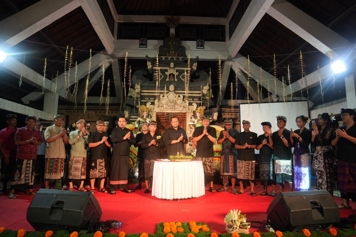 Wakil Bupati Badung Dorong Pemuda ST Sila Widya Dharma Jadi Teladan di HUT ke-43, Dana Kreativitas Rp20 Juta Diserahkan